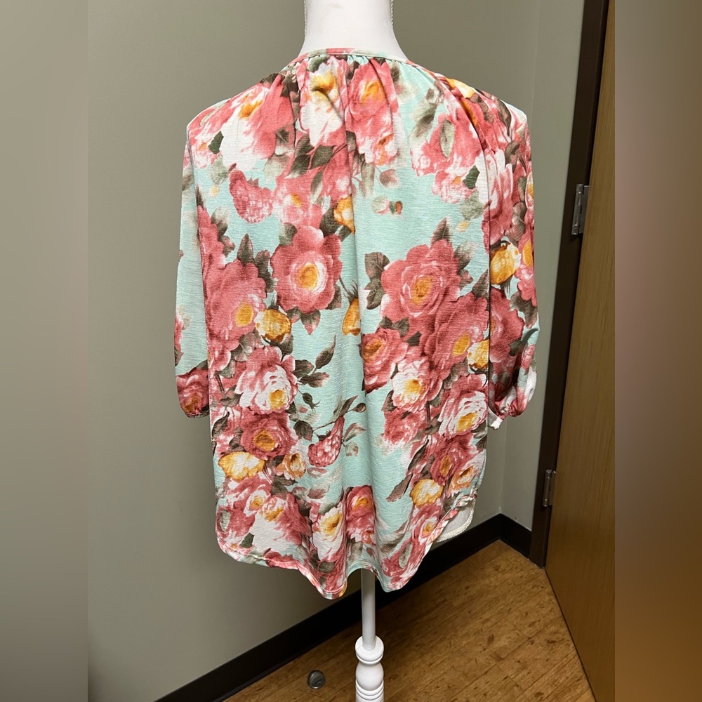 Floral button down top - Picture 2 of 3